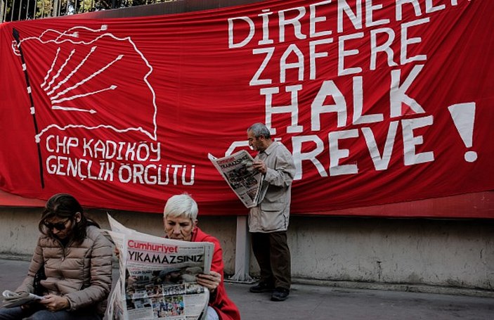 Cumhuriyet'in önündeki 15 Temmuz afişi kapatıldı