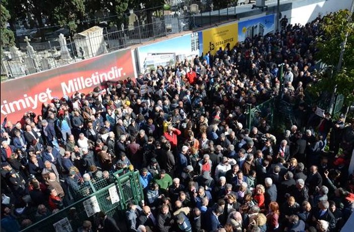 Cumhuriyet'in önündeki 15 Temmuz afişi kapatıldı