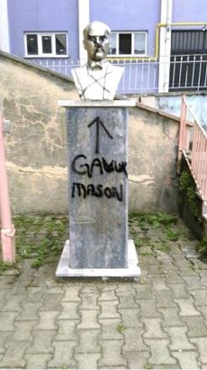 Trabzon'da Atatürk büstlerine saldıran kişi yakalandı