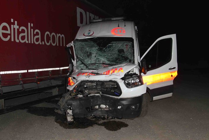 Çankırı'da ambulans TIR'a çarptı: 5 yaralı
