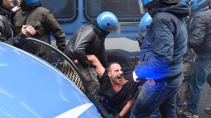 İtalya'da Başbakan karşıtları ayaklandı