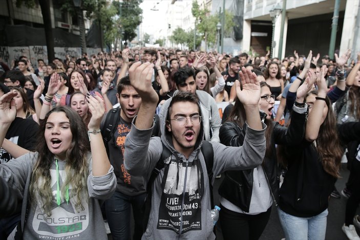 Yunanistan'da öğrencilerden protesto