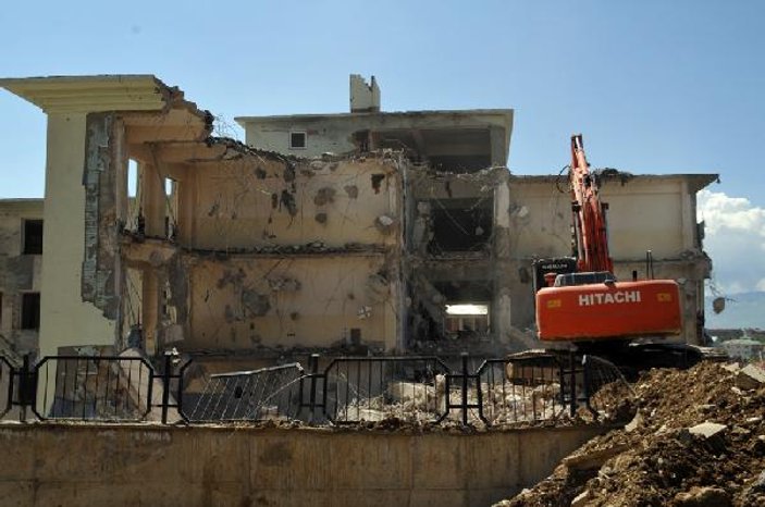 Yüksekova'daki yıkım çalışmaları devam ediyor