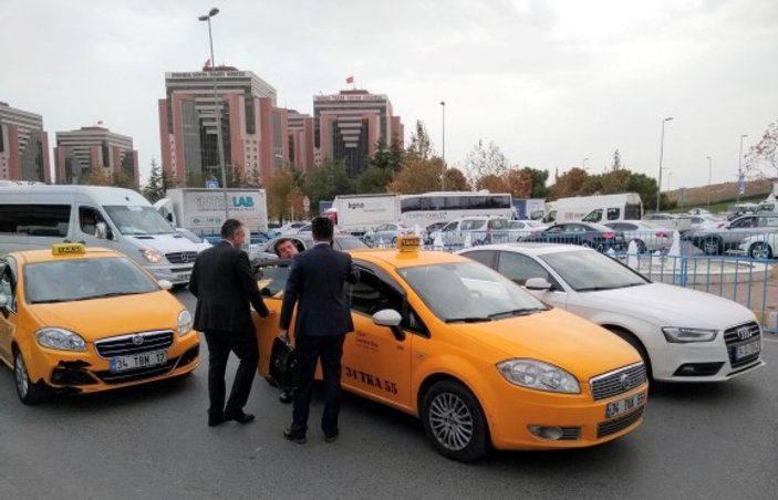 Ekonomi Bakanı Zeybekci taksiye bindi