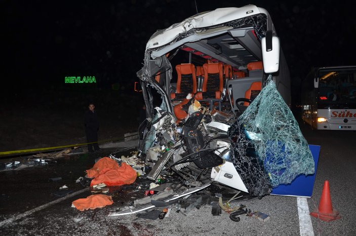Eskişehir'de yolcu otobüsü TIR’la çarpıştı: 1 ölü 29 yaralı