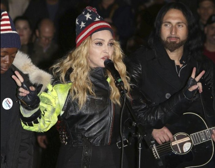 Madonna Trump karşıtı eylemde