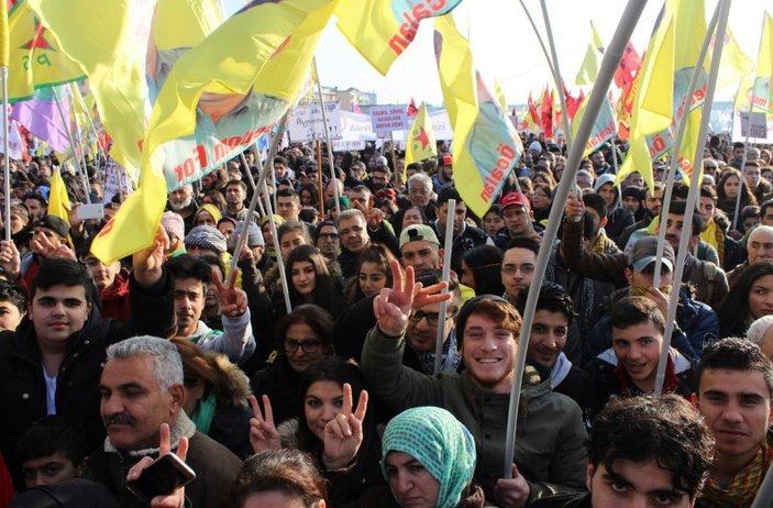 Almanya'daki Alevi mitinginde Öcalan posteri gerginliği