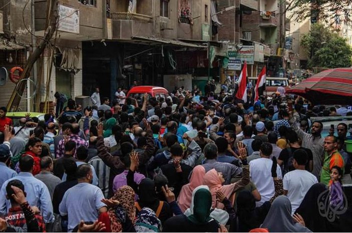 Mısır'da halk yeniden sokaklara döküldü