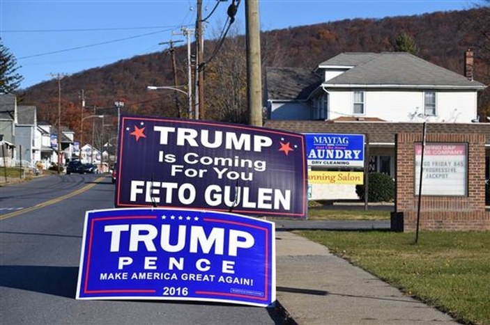 Pensilvanya'daki Trump destekçilerinden Gülen pankartı