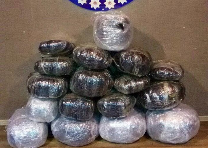 Şanlıurfa'da aracın bagajından 91 kilo esrar çıktı