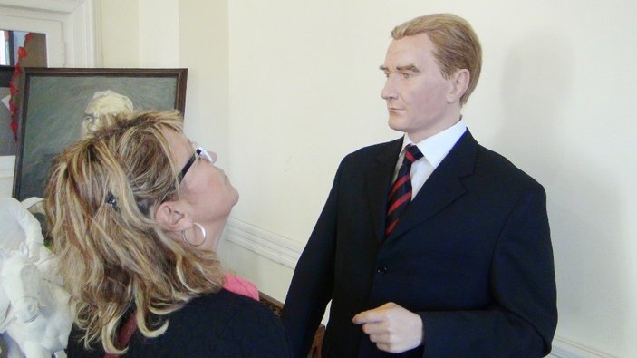 Saçları tek tek dikilen Atatürk heykeli