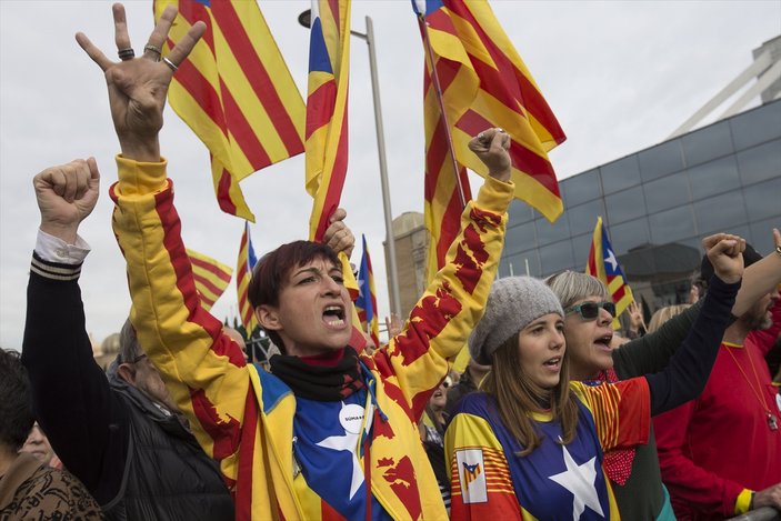 Katalanlar sokaklara döküldü