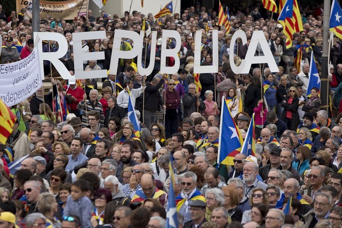 Katalanlar sokaklara döküldü