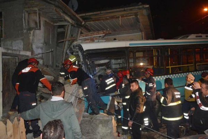 Karabük'te halk otobüsü eve çarptı: 6 yaralı