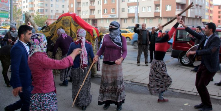 Erzurum'da kadın kıyafetli erkekleri PKK'lı sandılar