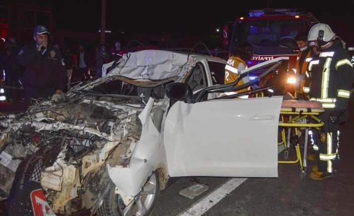 Kırmızı ışıkta bekleyen TIR'a otomobil çarptı: 1 ölü