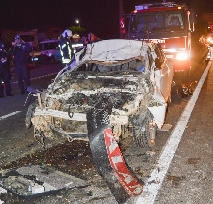 Kırmızı ışıkta bekleyen TIR'a otomobil çarptı: 1 ölü