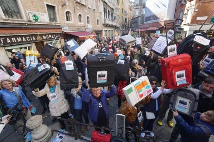Venedik'te aşırı turist eylemi