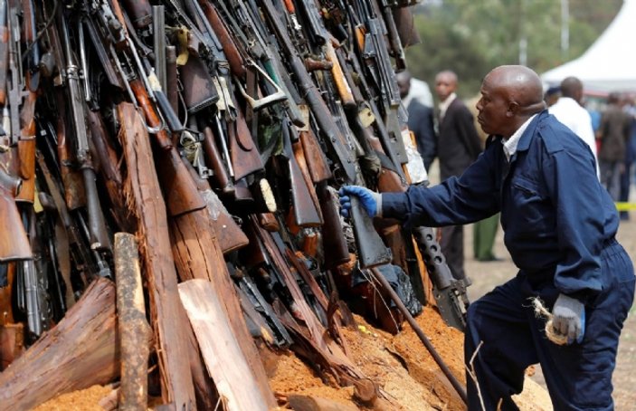 Kenya'da binlerce silah yakıldı