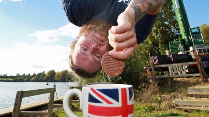 Bungee jumping yapan İngiliz'den sütlü çay rekoru