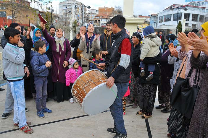 Erken yaşta evlenenlerle ilgili yasa Romanları sevindirdi