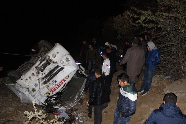 Manisa'da işçileri taşıyan minibüs devrildi: 1 ölü