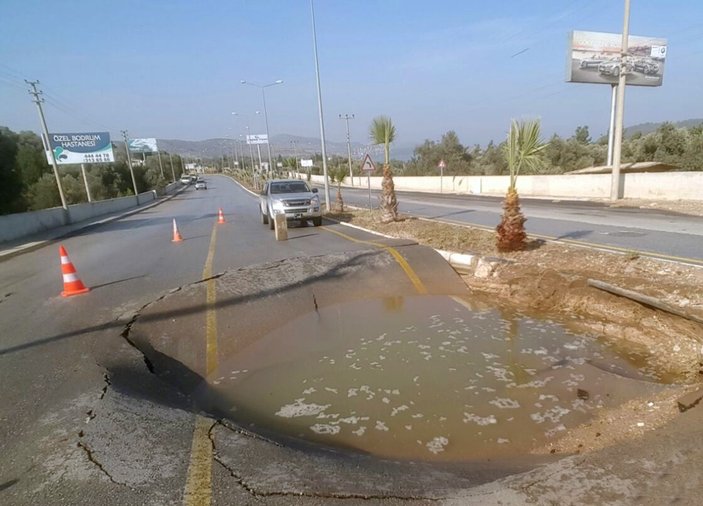 Bodrum'da su borusu patladı yol çöktü
