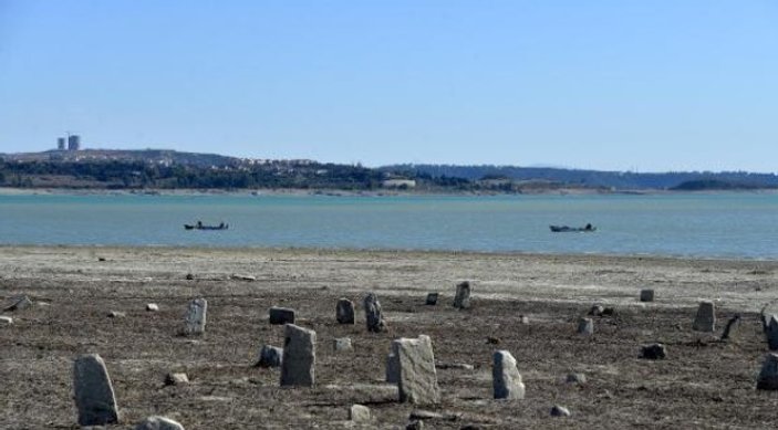 Seyhan'da sular çekildi mezarlık ortaya çıktı