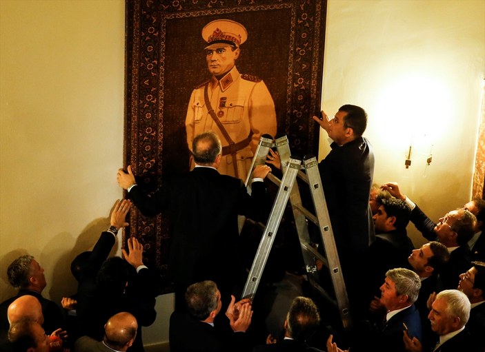 CHP'li vekiller muhalefet kulisine Atatürk resmi astı