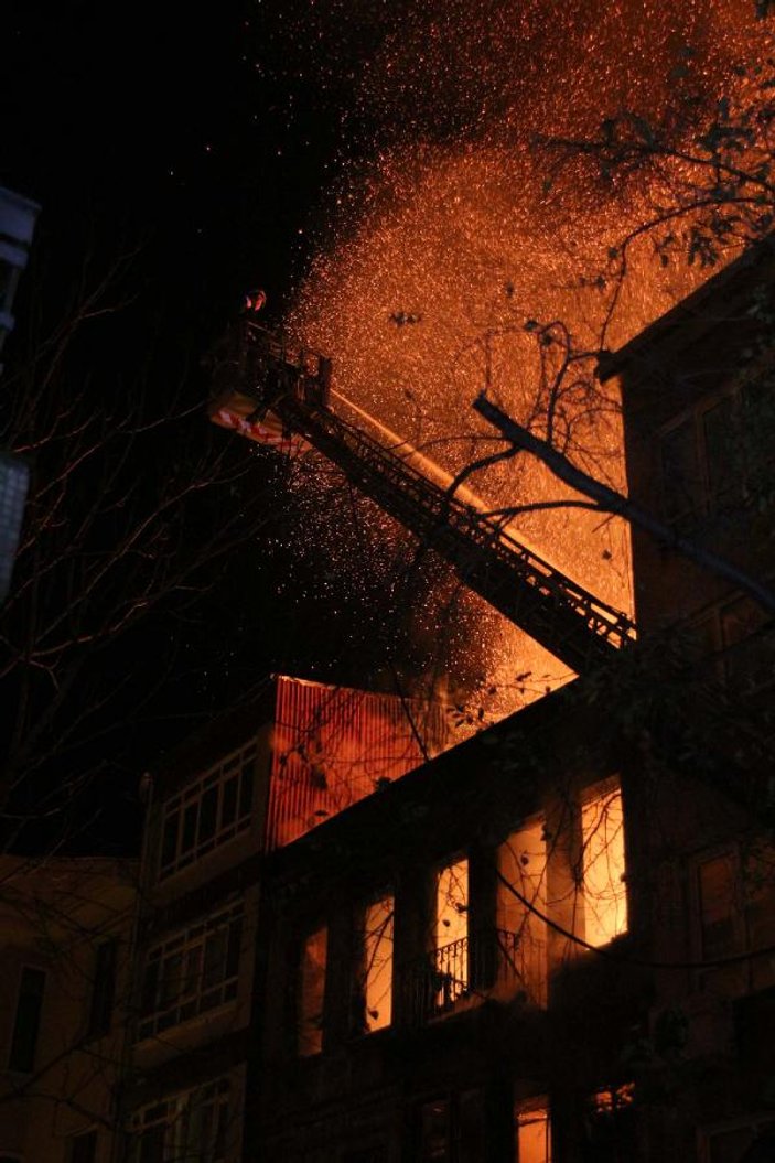Kadıköy'de iki katlı ahşap bina yandı