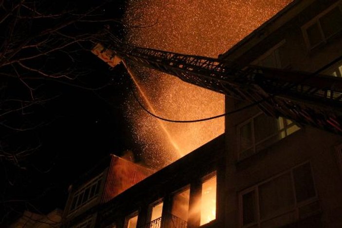 Kadıköy'de iki katlı ahşap bina yandı