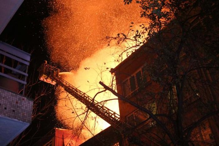 Kadıköy'de iki katlı ahşap bina yandı