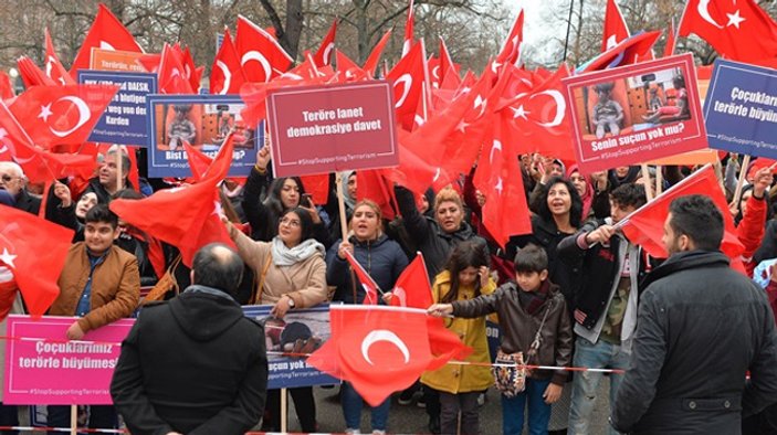 Avrupa'daki Türkler teröre inat meydanlarda