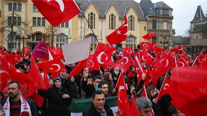 Avrupa'daki Türkler teröre inat meydanlarda