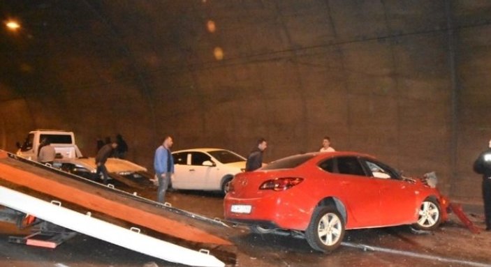 İzmir'de zincirleme kaza: 2'si ağır 5 yaralı