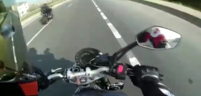 Virajı alamayan motosiklet sürücüsü bariyere girdi