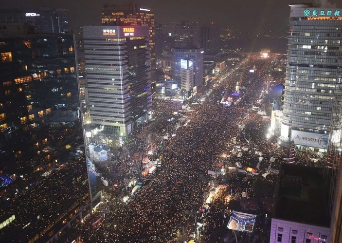 Güney Kore'de milyonlar sokağa çıktı