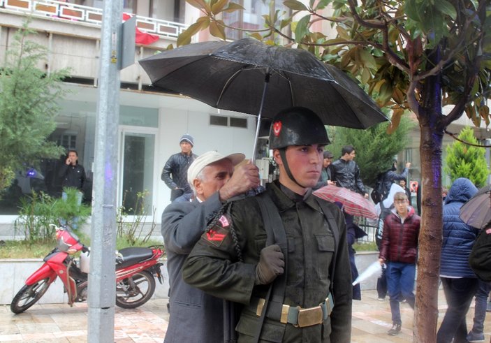 Şehit cenazesinde asker ıslanmasın diye şemsiye tuttu