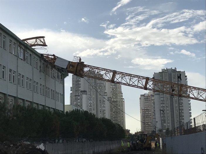 İzmir'de okulun çatısına kule vinç devrildi