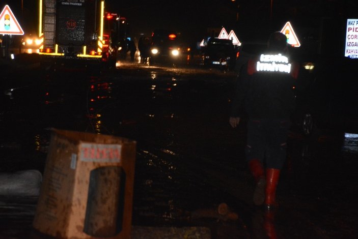İzmir'de sel suları vatandaşları mağdur etti