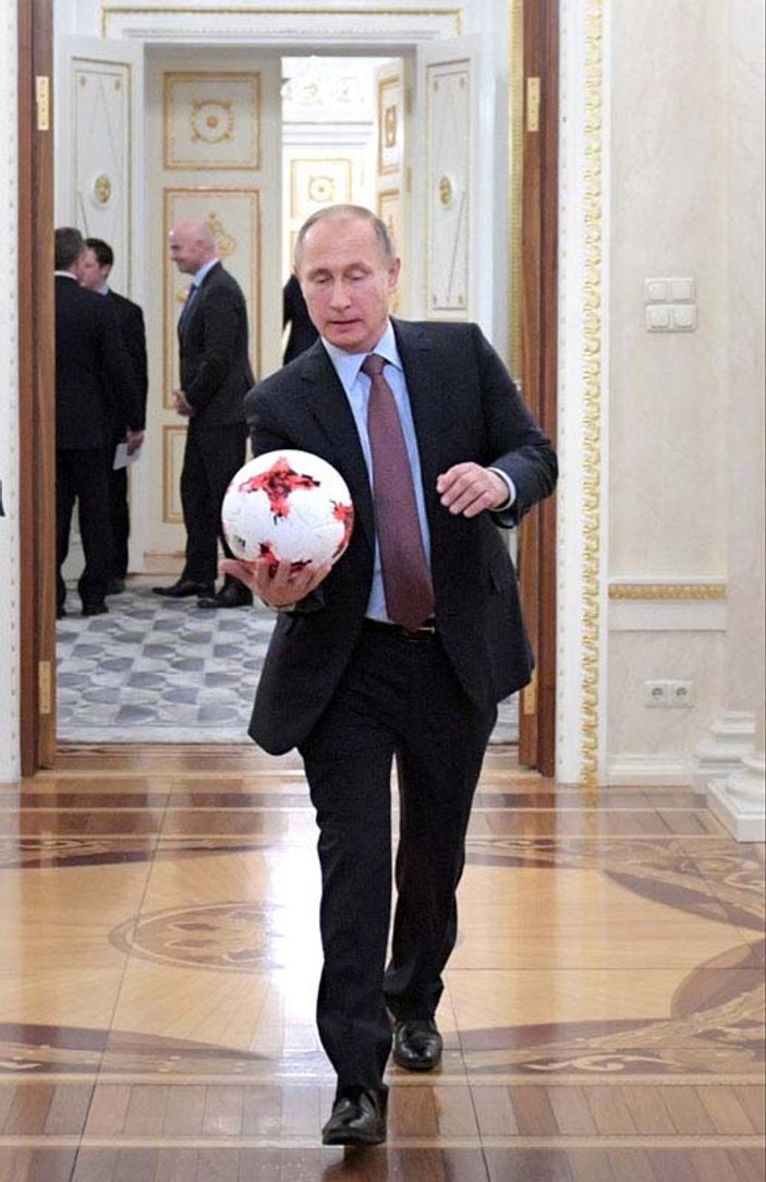 Putin Kremlin'de futbol oynadı
