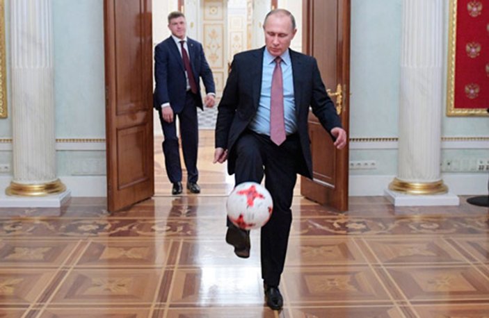 Putin Kremlin'de futbol oynadı