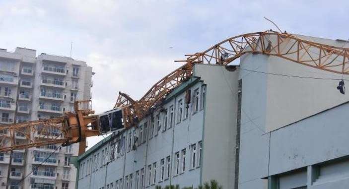 İzmir'de okulun çatısına kule vinç devrildi