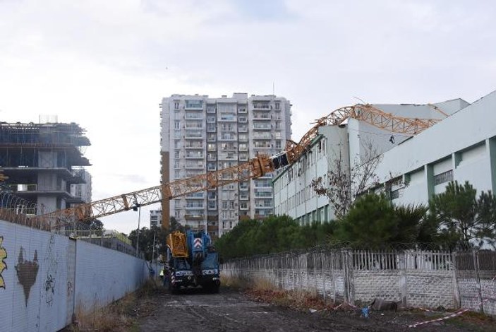 İzmir'de okulun çatısına kule vinç devrildi