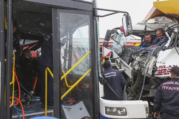 Ankara'da hafriyat kamyonu ile otobüs kafa kafaya çarpıştı