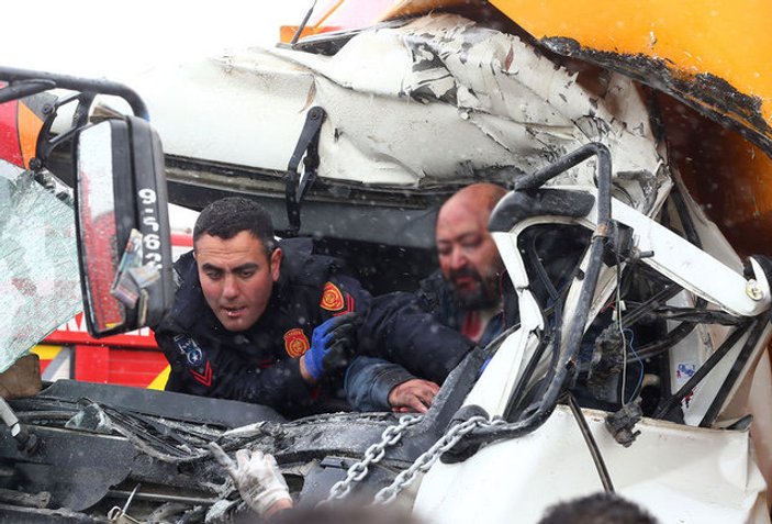 Ankara'da hafriyat kamyonu ile otobüs kafa kafaya çarpıştı