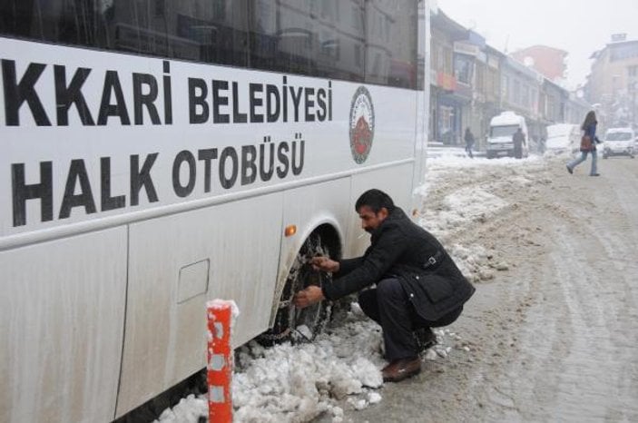 Hakkari kent merkezine mevsimin ilk karı yağdı