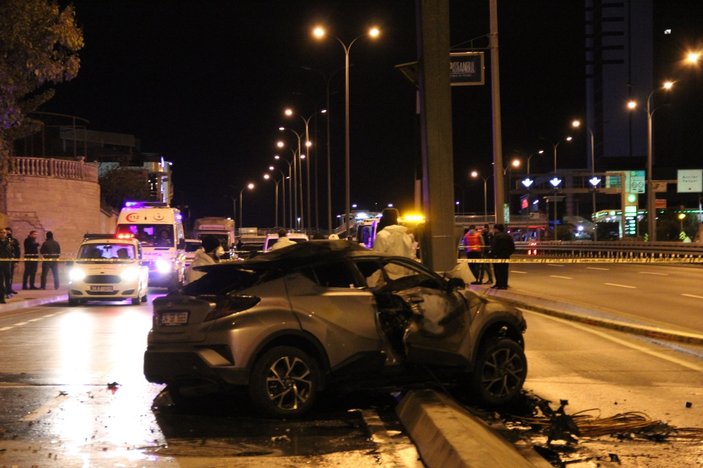 İstanbul'da otomobil direğe çarptı: 2 ölü