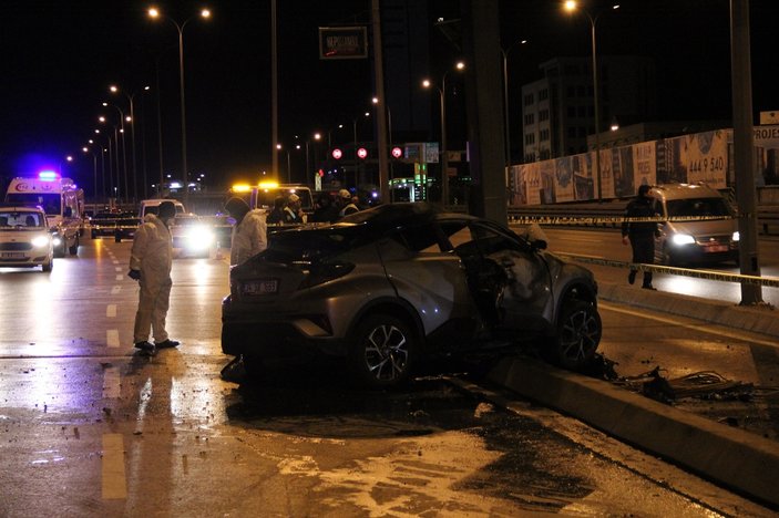 İstanbul'da otomobil direğe çarptı: 2 ölü