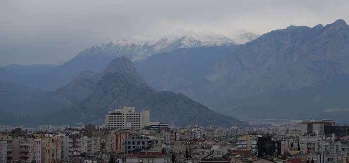 Antalya'ya yılın ilk karı düştü
